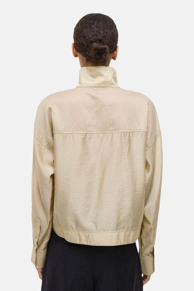 Beige overhemd met lange mouwen van ROUGE EDIT, achterkant, met opstaande kraag en korte zoom.