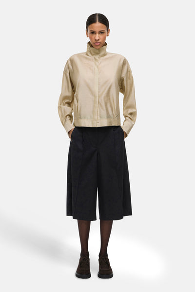 Beige overhemd met lange mouwen van ROUGE EDIT, achterkant, met opstaande kraag en manchetten met knopen.