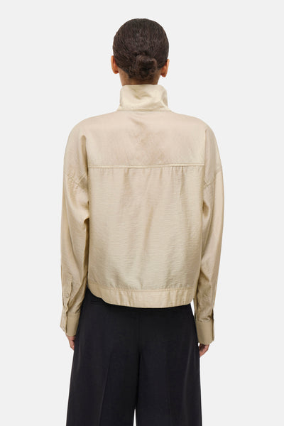 Chemise à manches longues beige de ROUGE EDIT, vue de dos, avec un col montant et des manches boutonnées.