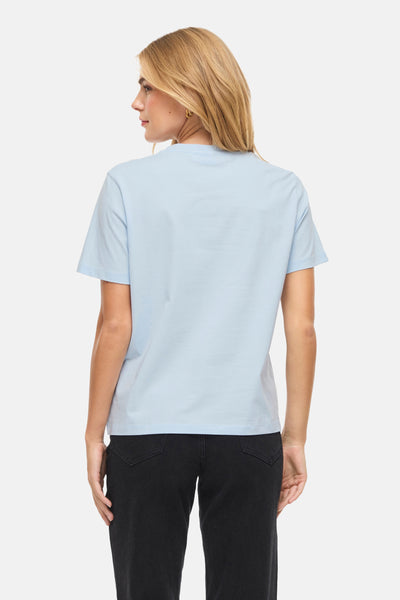 Blauw T-shirt met korte mouwen van VILA®, gedragen met een zwarte jeans, achtergezicht.
