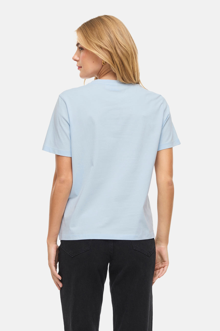 T-shirt à manches courtes bleu de VILA®, porté avec un jean noir, vue de dos.
