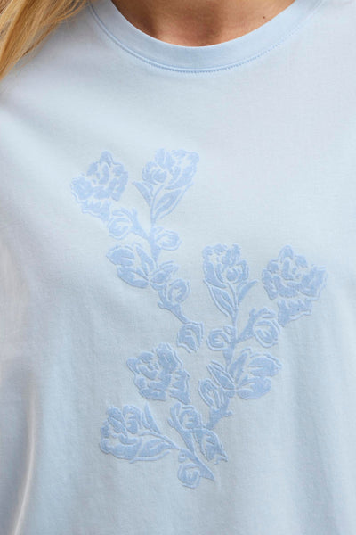 Blauwe T-shirt met korte mouwen van VILA®, met toon-op-toon bloemenprint op de voorkant.
