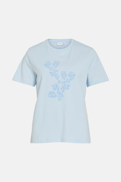 Blauw T-shirt met korte mouwen van VILA, versierd met een toon-op-toon bloemenpatroon op de voorkant.