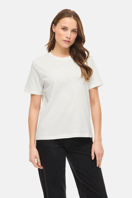 Wit T-shirt met korte mouwen van VILA®, gedragen met een zwarte jeans en zwarte hakken.