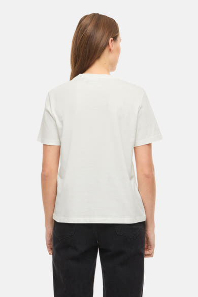 Wit T-shirt met korte mouwen van VILA, gedragen met een zwarte jeans, achtergezicht.