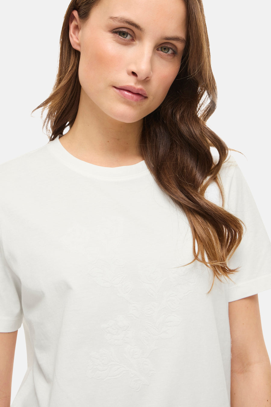 Wit T-shirt met korte mouwen van VILA®, met een subtiel toon-op-toon bloemenpatroon op de voorkant.