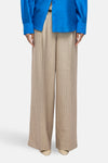 Pantalon de costume beige à rayures fines, par ROUGE EDIT, avec une coupe ample et des plis structurés.