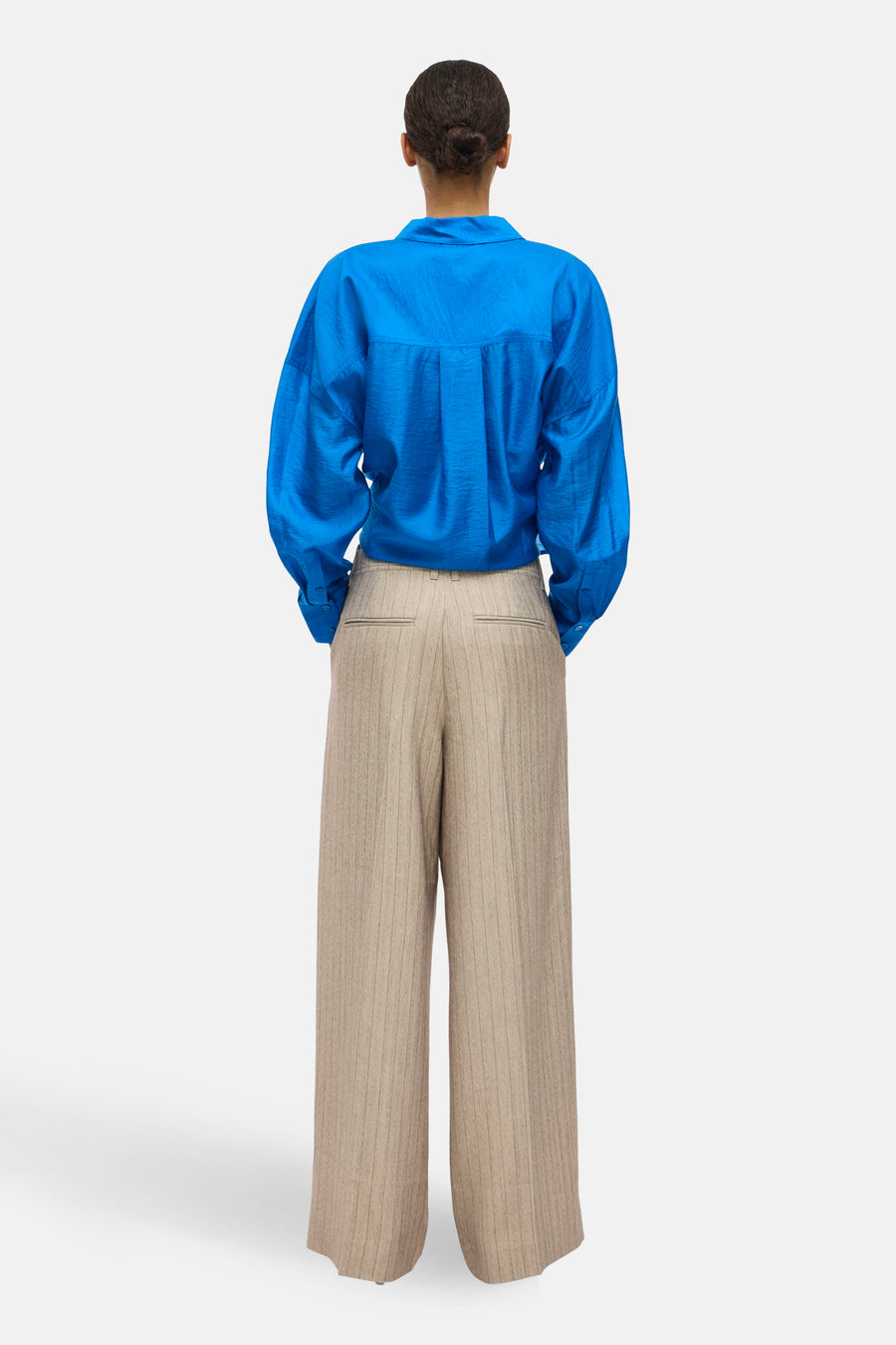 Pantalon de costume beige par ROUGE EDIT, à larges rayures verticales.