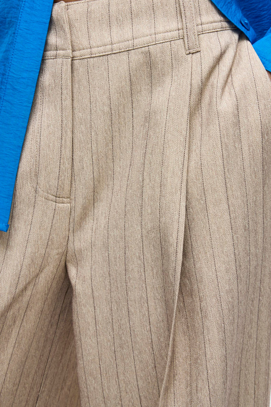 Pantalon de costume beige à rayures fines de ROUGE EDIT, avec une texture tweed visible et un pli marqué.
