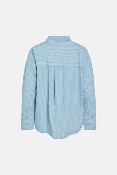 Chemise à manches longues bleue de ROUGE EDIT, rayures fines verticales et plis au dos.