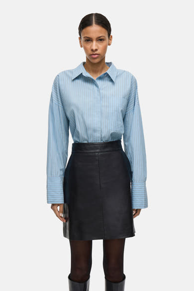 Chemise à manches longues bleue à rayures, de ROUGE EDIT, avec des manches longues et une coupe décontractée.