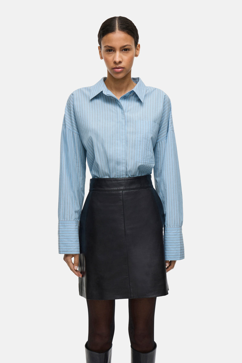 Chemise à manches longues bleue à rayures, de ROUGE EDIT, avec des manches longues et une coupe décontractée.