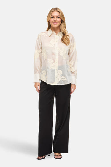 Chemisier à manches longues beige de VILA®, orné de motifs floraux ton sur ton.