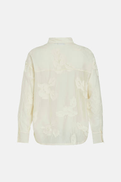 Chemisier beige à manches longues de VILA®, orné de délicates broderies florales ton sur ton, vue de dos.