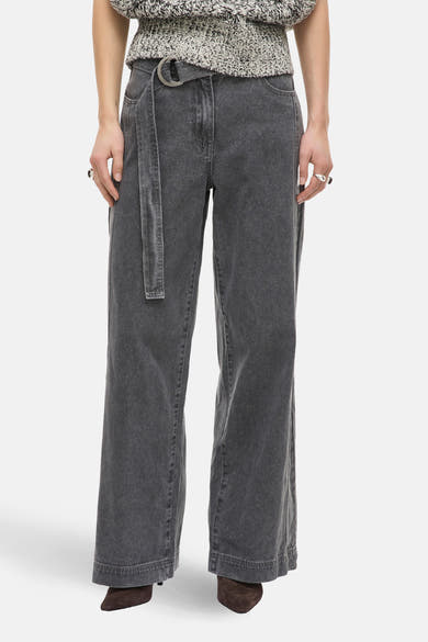 Jean gris à jambes larges de ROUGE EDIT, avec ceinture assortie et anneau en métal.