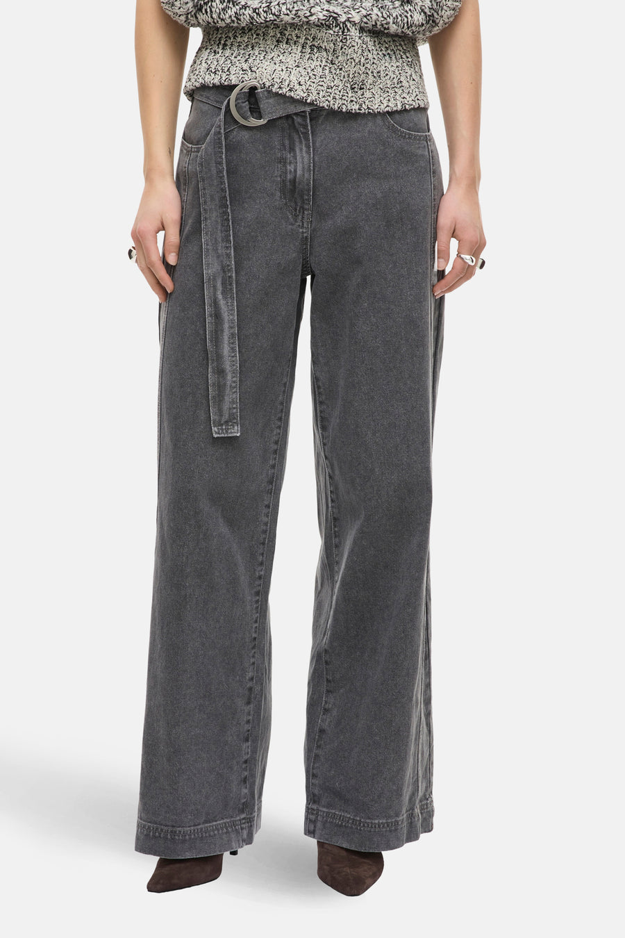 Jean gris à jambes larges de ROUGE EDIT, avec ceinture assortie et anneau en métal.