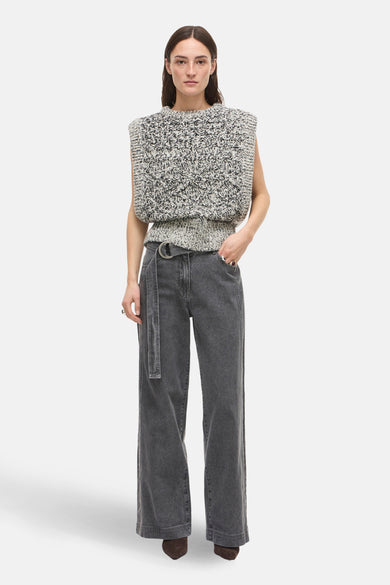 Jean gris délavé de ROUGE EDIT, coupe droite ample avec ceinture ton sur ton, porté avec un pull sans manches en maille moulinée.
