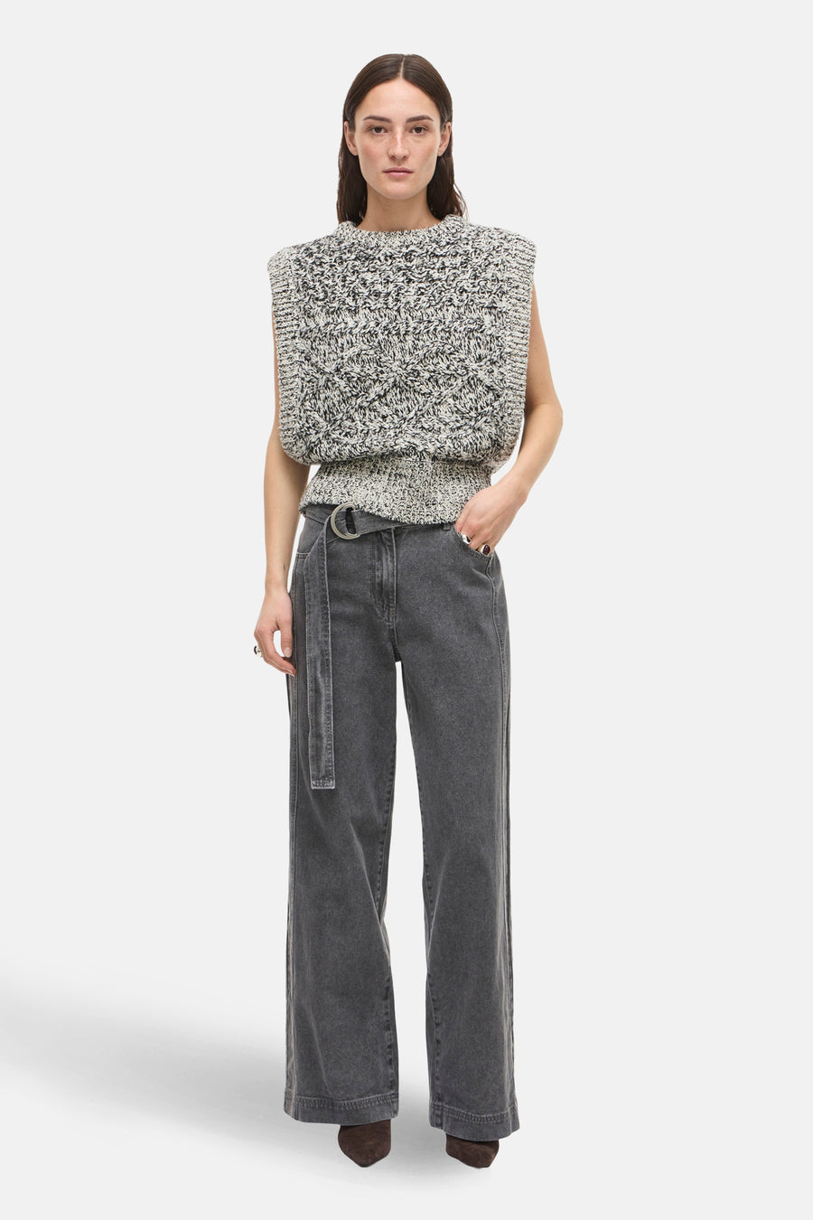 Jean gris délavé de ROUGE EDIT, coupe droite ample avec ceinture ton sur ton, porté avec un pull sans manches en maille moulinée.
