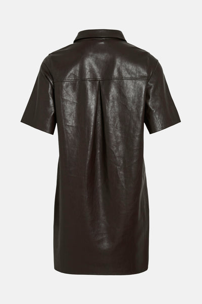 Robe marron à manches courtes de VILA®, vue de dos, avec une texture cuir et un col chemise.