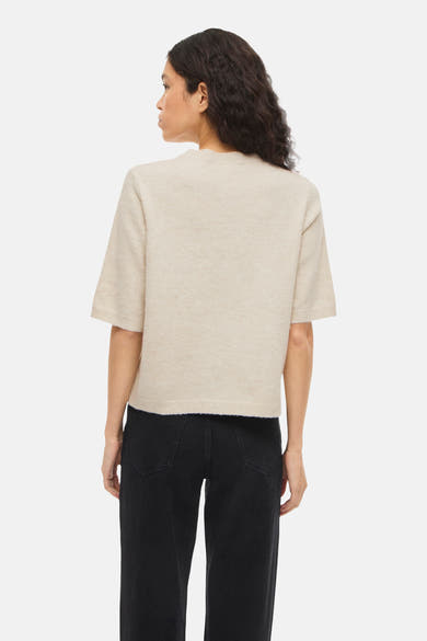 Beige gemêleerd vest van VILA®, gedragen met een zwarte high-waist jeans, achtergezicht.