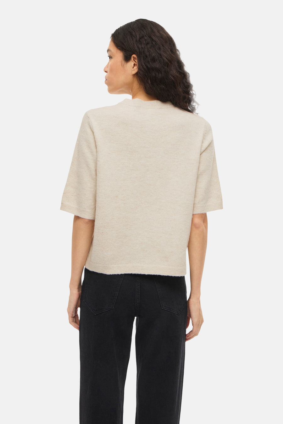 Beige gemêleerd vest van VILA®, gedragen met een zwarte high-waist jeans, achtergezicht.