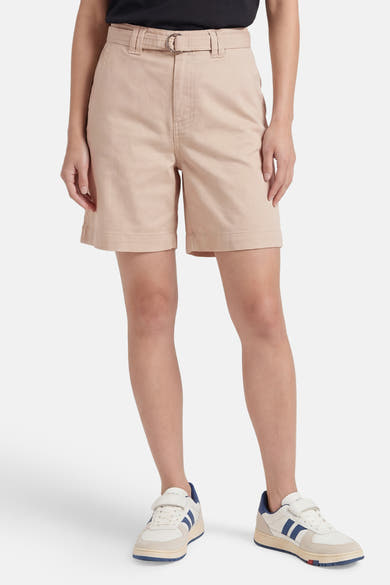 Short beige de VILA®, coupe chino avec ceinture à boucle D, ourlet retroussé, et porté avec des baskets.