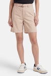 Short beige de VILA®, coupe chino avec ceinture à boucle D, ourlet retroussé, et porté avec des baskets.