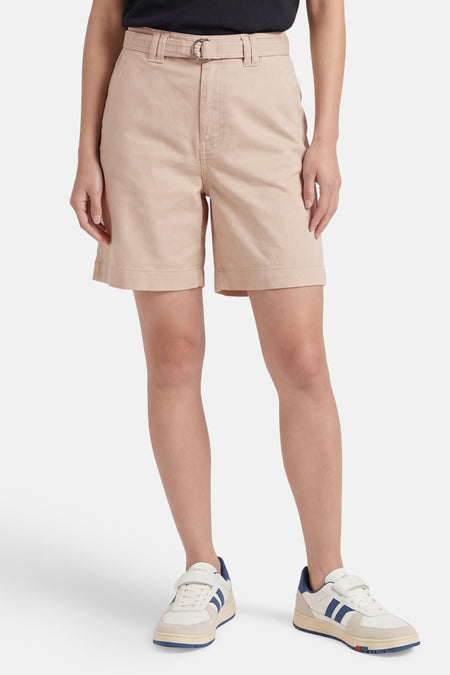 Short beige de VILA®, coupe chino avec ceinture à boucle D, ourlet retroussé, et porté avec des baskets.