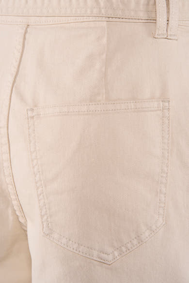 Short beige de VILA, vue arrière, avec une poche appliquée, des passants de ceinture et un tissu sergé.