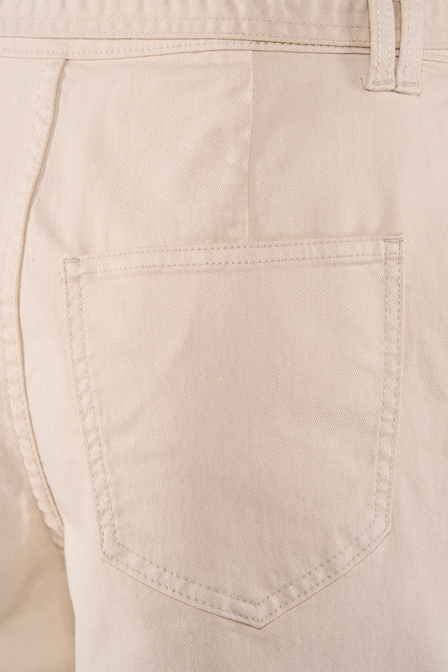 Short beige de VILA, vue arrière, avec une poche appliquée, des passants de ceinture et un tissu sergé.