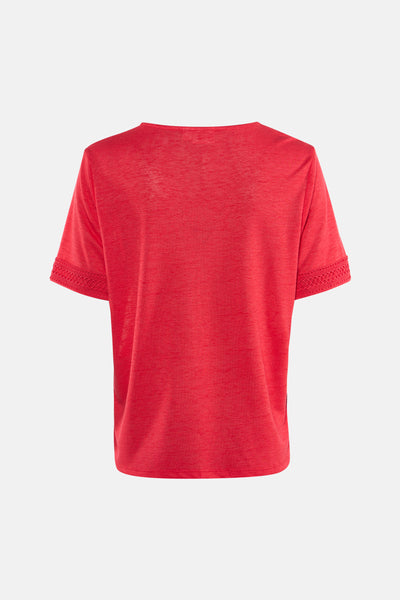 T-shirt rouge à manches courtes de VILA®, orné de dentelle ajourée aux manches, vue de dos.
