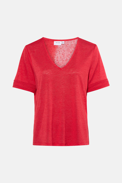 T-shirt rouge à manches courtes de VILA, avec des bordures en dentelle aux manches.