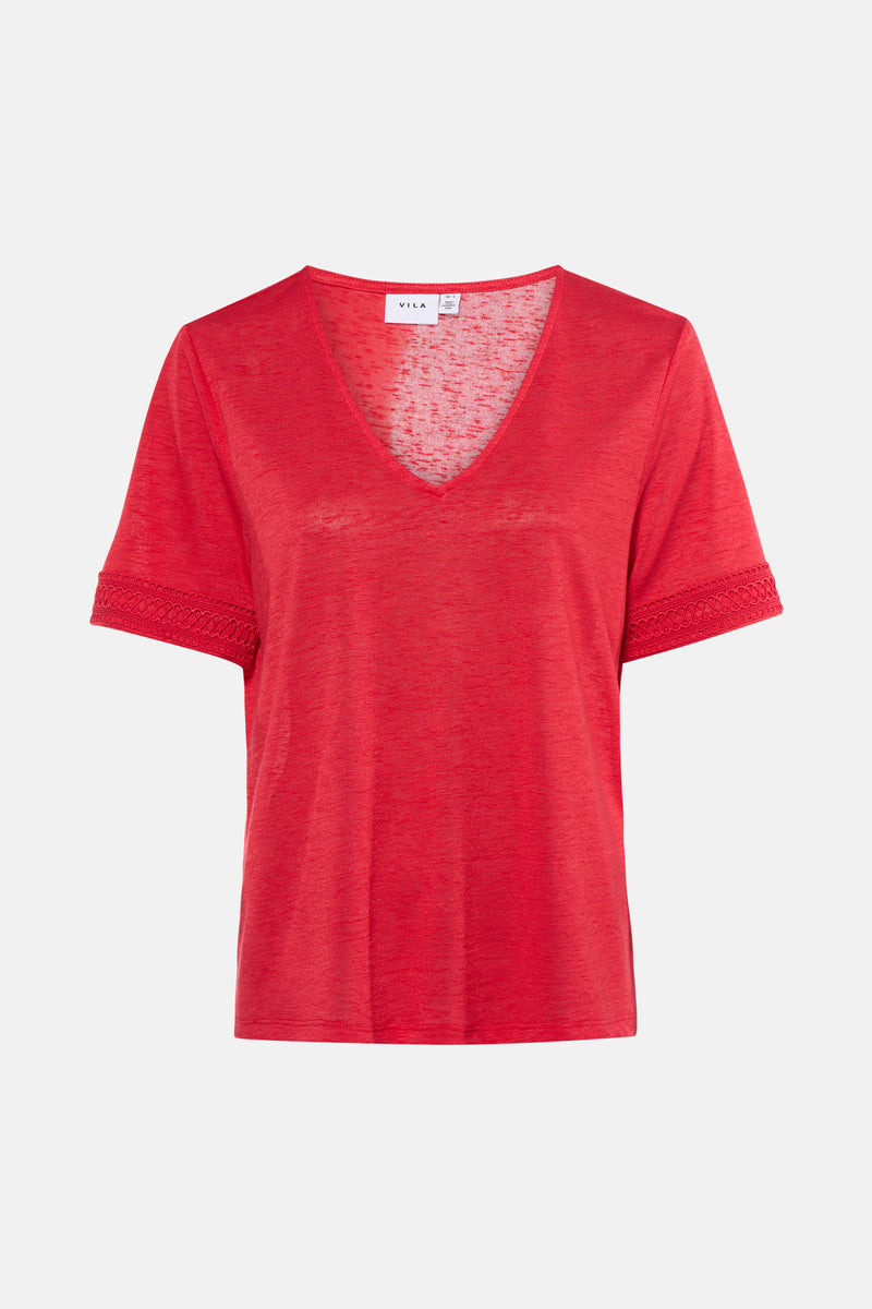 T-shirt rouge à manches courtes de VILA, avec des bordures en dentelle aux manches.