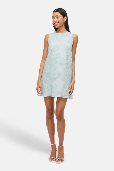 Robe bleue de VILA®, avec motif floral ton sur ton en relief et ourlet simple.
