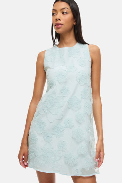 Blauwe jurk van VILA®, versierd met delicate kanten bloemen, mouwloos model.