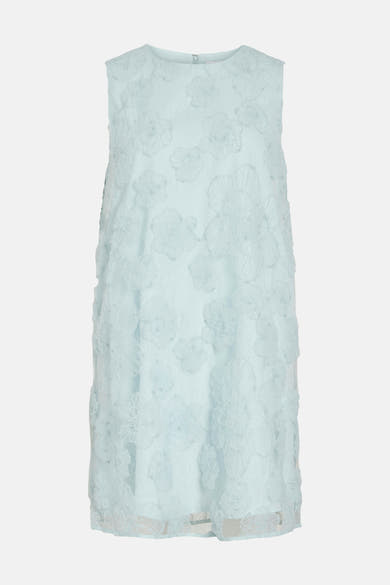 Blauwe jurk van VILA met toon-op-toon kanten bloemen, mouwloos.