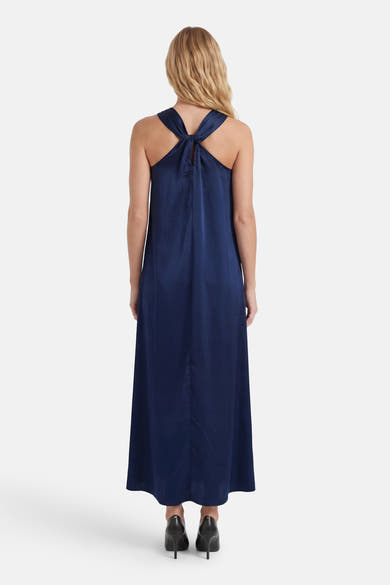 Robe maxi bleue de VILA®, avec un nœud décoratif au dos et un col licou, vue de dos.