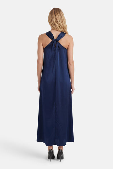 Robe maxi bleue de VILA®, avec un nœud décoratif au dos et un col licou, vue de dos.