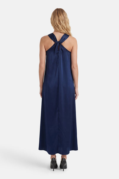 Robe maxi bleue de VILA®, avec un nœud décoratif au dos et un col licou, vue de dos.