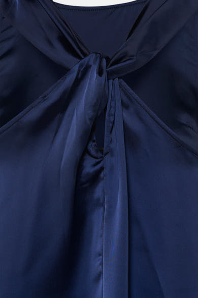 Robe bleu marine de VILA® avec un nœud sur le devant et une texture satinée.