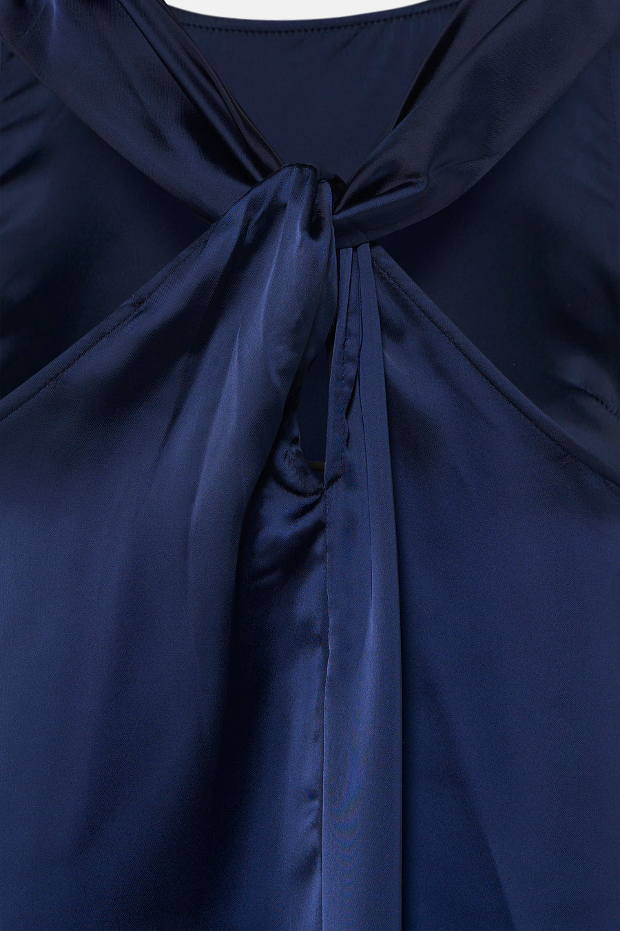 Robe bleu marine de VILA® avec un nœud sur le devant et une texture satinée.