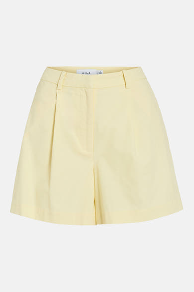 Gele korte broek van VILA, met riemlussen en plooien aan de voorkant.
