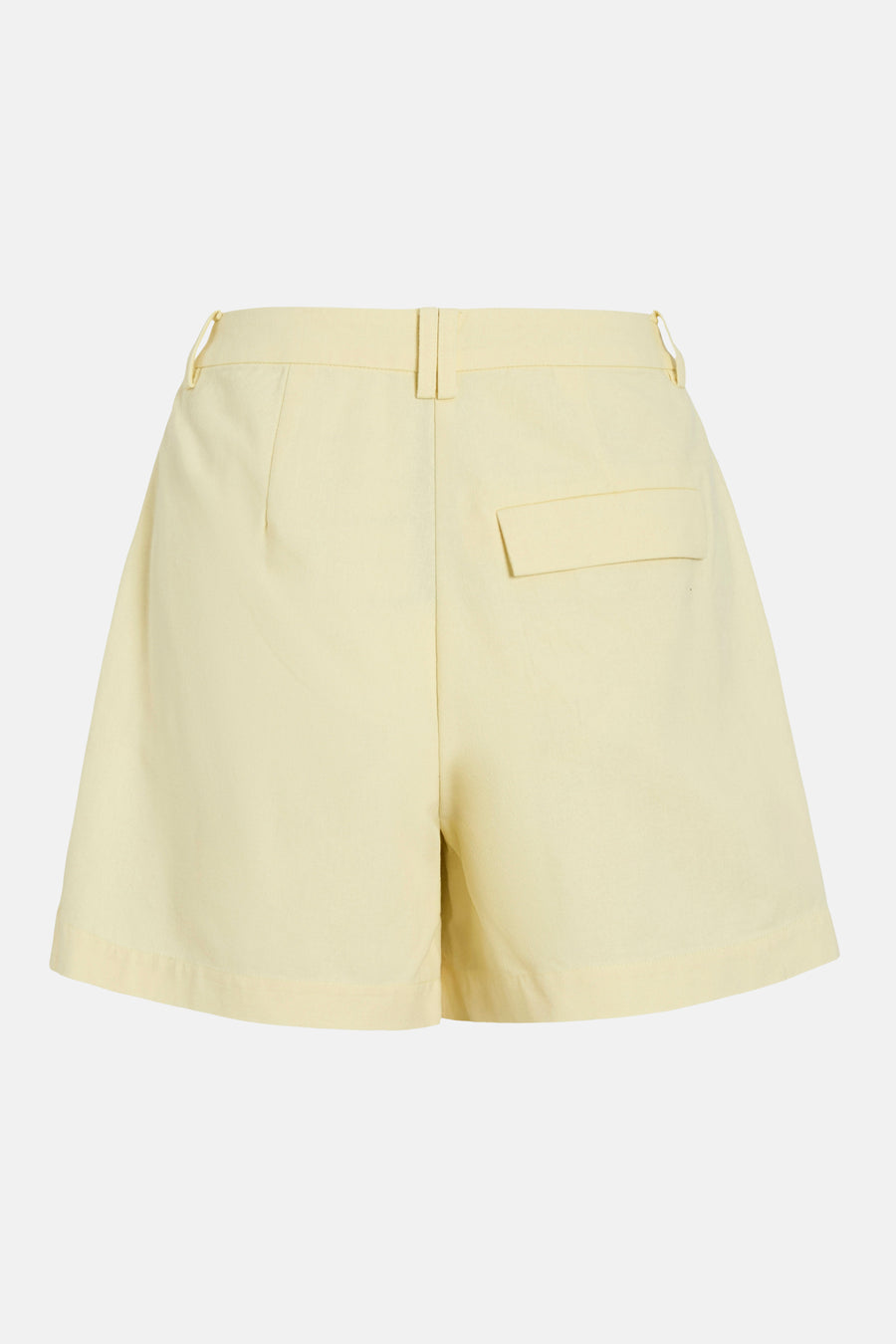 Korte gele broek van VILA, met een opgestikte zak aan de achterkant en riemlussen.