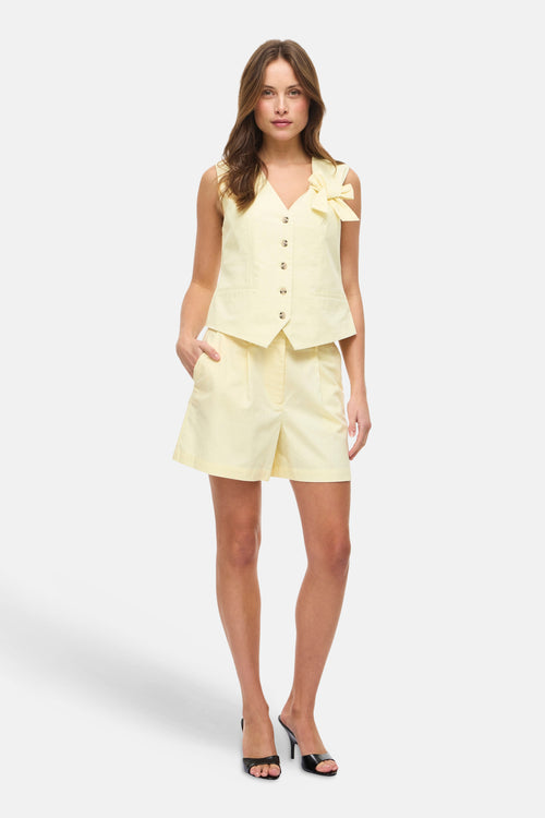 Blazer jaune de VILA®, avec un nœud décoratif sur l'épaule et des boutons dorés.