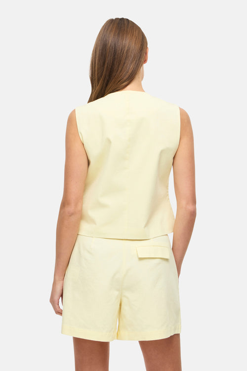 Blazer jaune de VILA®, vu de dos, porté avec un short assorti.