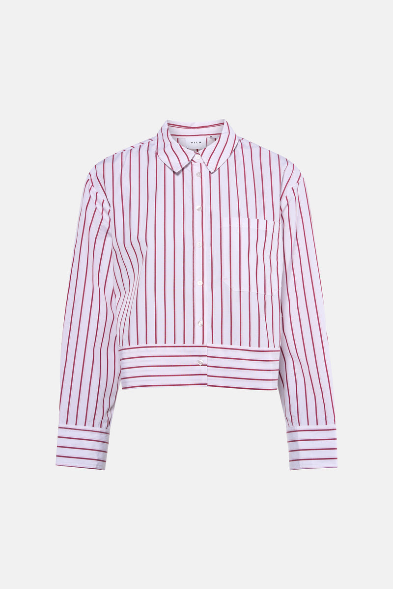 Rood-wit gestreept overhemd met lange mouwen van VILA®, gedragen met een wijde blauwe spijkerbroek en witte sneakers.
