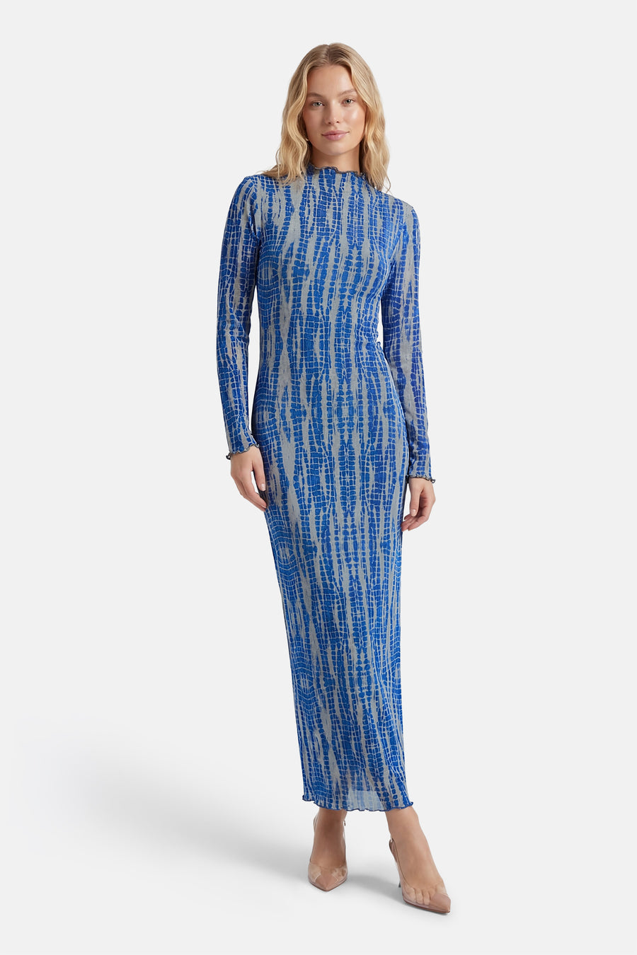 Robe longue à manches longues bleue de ROUGE EDIT, à motif géométrique, portée avec des escarpins neutres.
