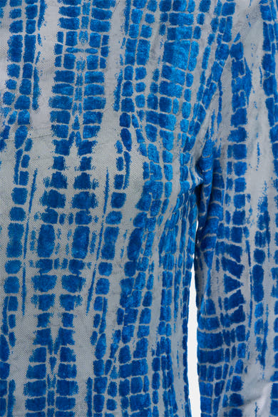 Robe à manches longues bleue de ROUGE EDIT, motif géométrique quadrillé texturé effet velours.