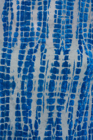 Robe à manches longues bleue de ROUGE EDIT, motif géométrique texturé, trame légère en transparence.

