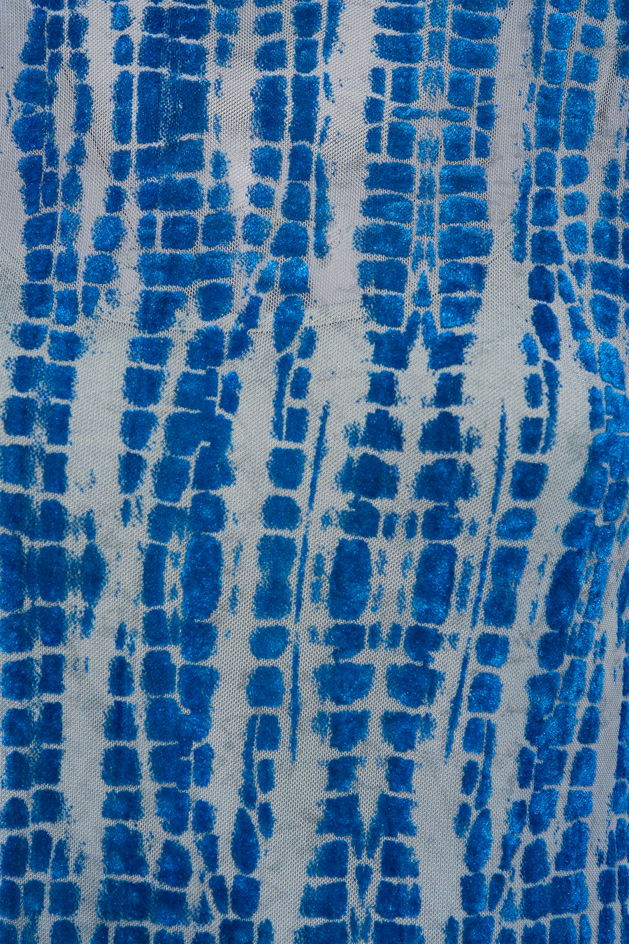 Robe à manches longues bleue de ROUGE EDIT, motif géométrique texturé, trame légère en transparence.
